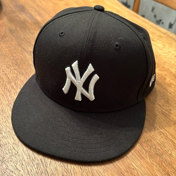 NY Yankees custom fit baseball cap - Picture 1 of 8